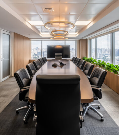 Com opções de mesas gerenciais, armários, estações de trabalho  e cadeiras executivas, a Linha Diretiva se adapta a diferentes  necessidades corporativas, garantindo um ambiente de trabalho  estético e prático.