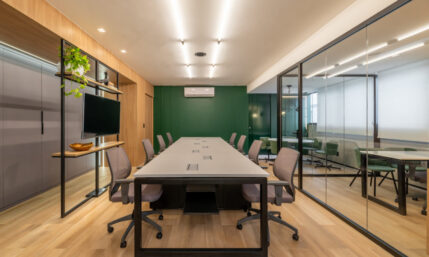 Divisórias piso-teto: quando a especificação técnica transforma layout em experiência sensorial