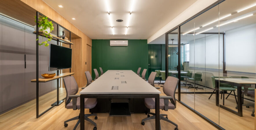 Divisórias piso-teto: quando a especificação técnica transforma layout em experiência sensorial